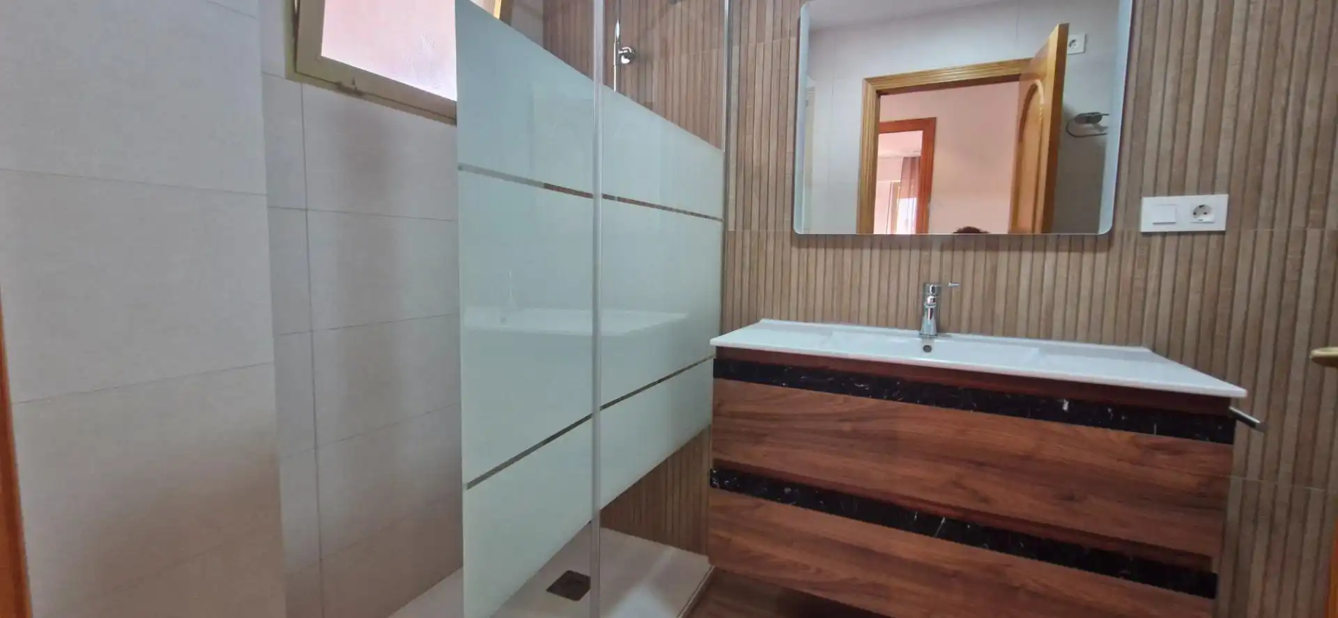 Bathroom of Flat for rent in Elche / Elx  with Air Conditioner, Terrace and Balcony