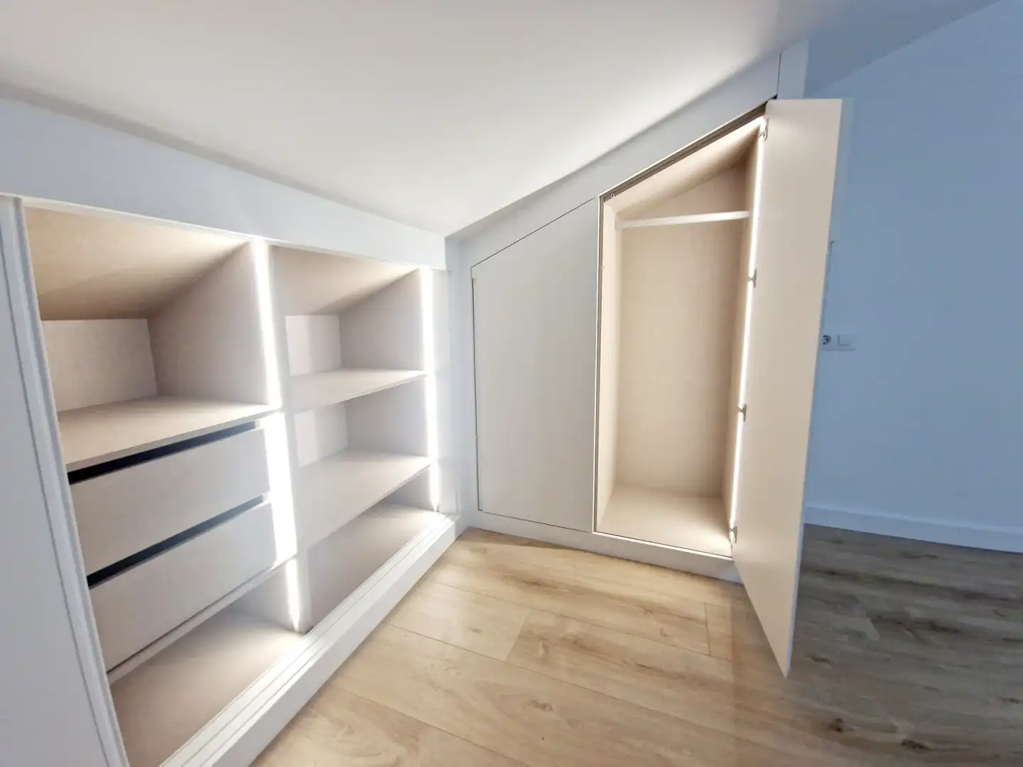 Schlafzimmer von Dachboden zum Verkauf in A Coruña Capital  mit Heizung, Ofen und Waschmaschine