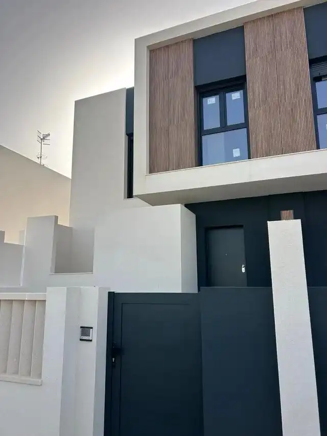 Vista exterior de Casa o xalet de lloguer en El Ejido amb Jardí privat, Terrassa i Piscina comunitària