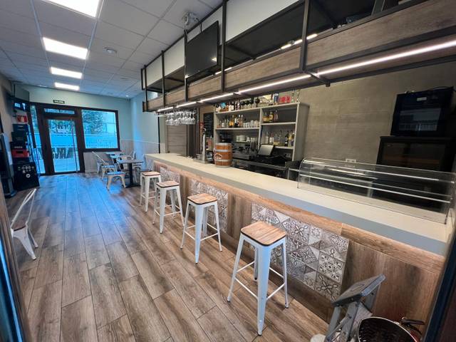 Local comercial en Alquiler en Calle de María de las Alas Pumariño en Roces