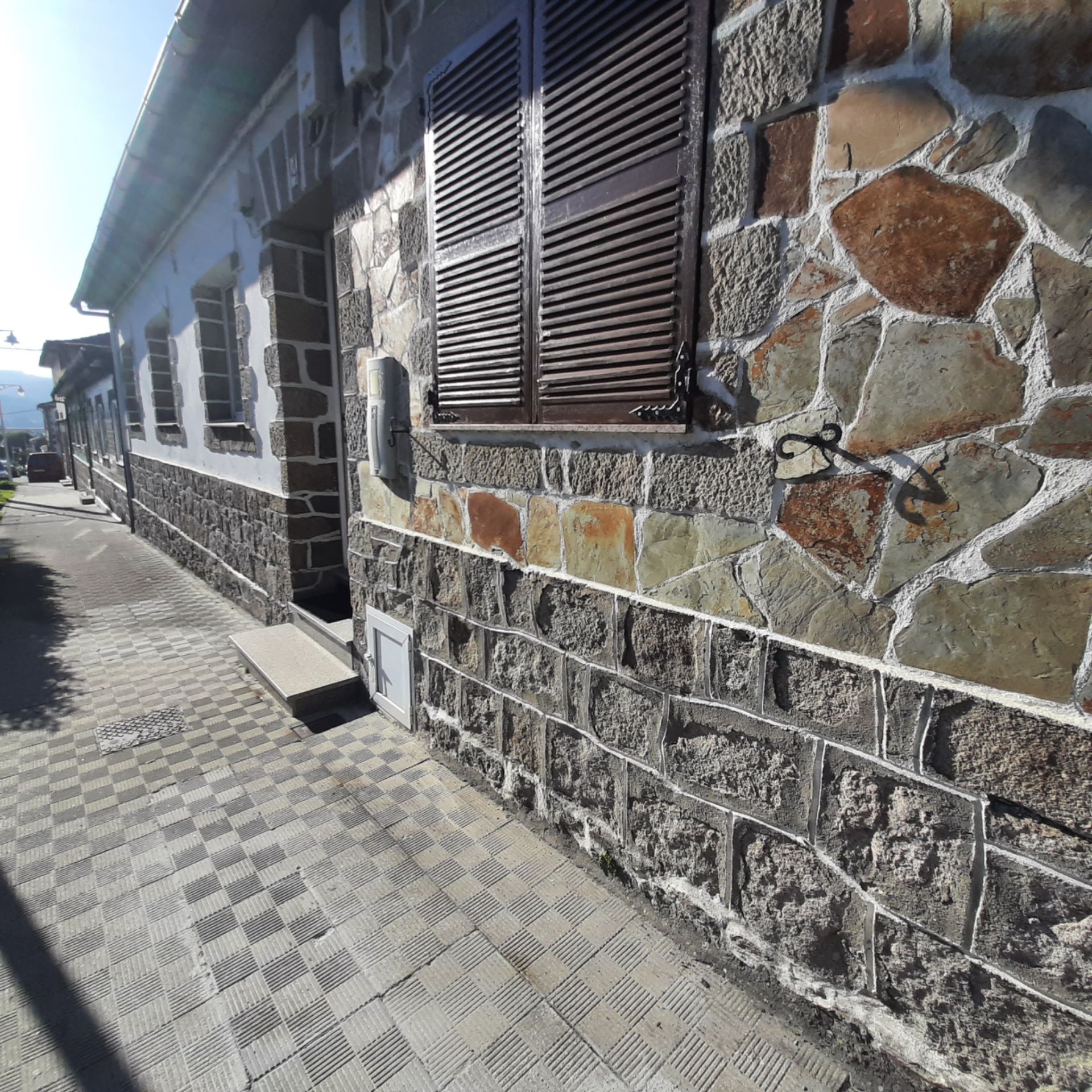 Vista exterior de Casa adosada en venda en Viveiro amb Calefacció, Terrassa i Moblat