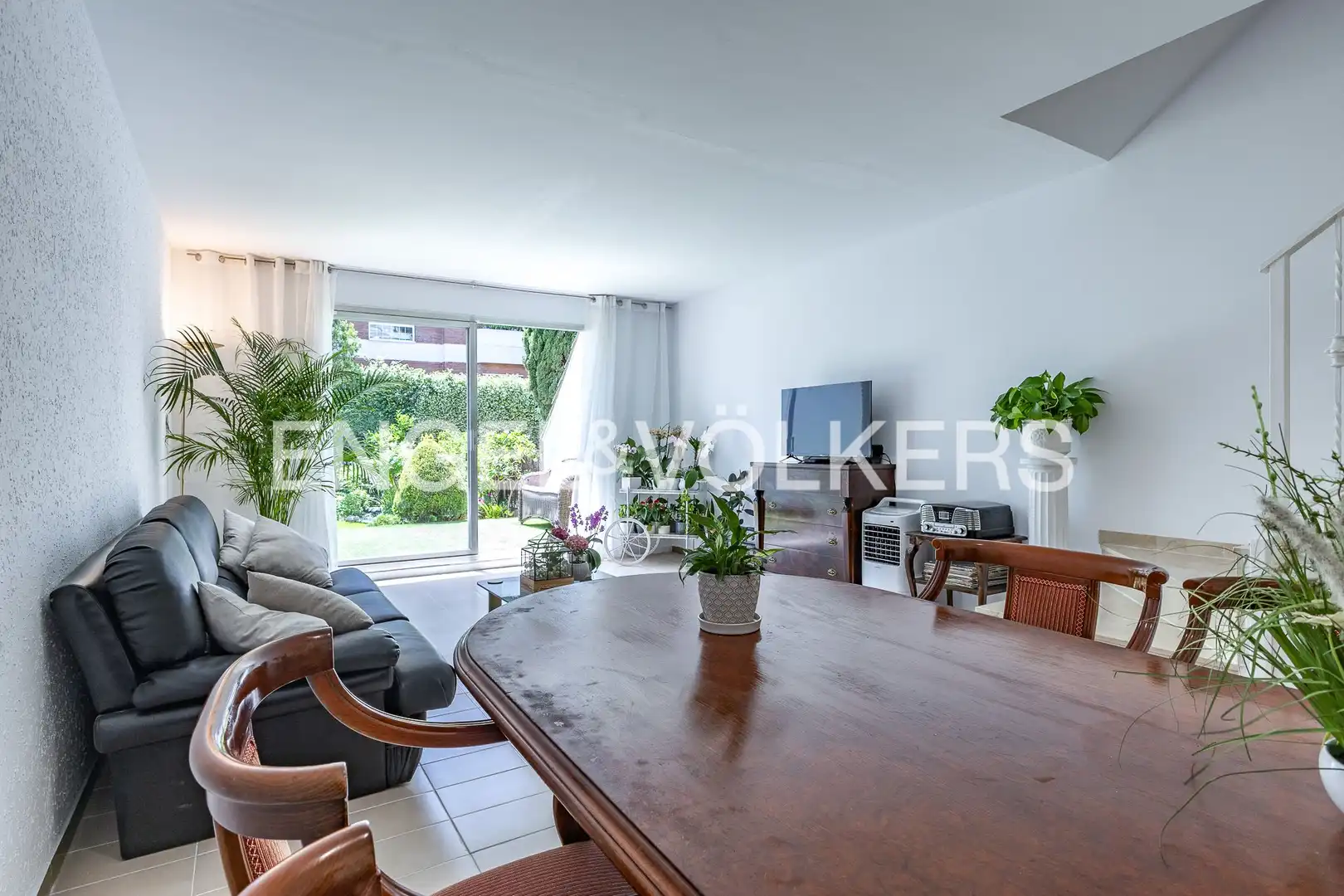 Vista exterior de Casa o xalet en venda en Sant Cugat del Vallès amb Aire condicionat, Calefacció i Jardí privat