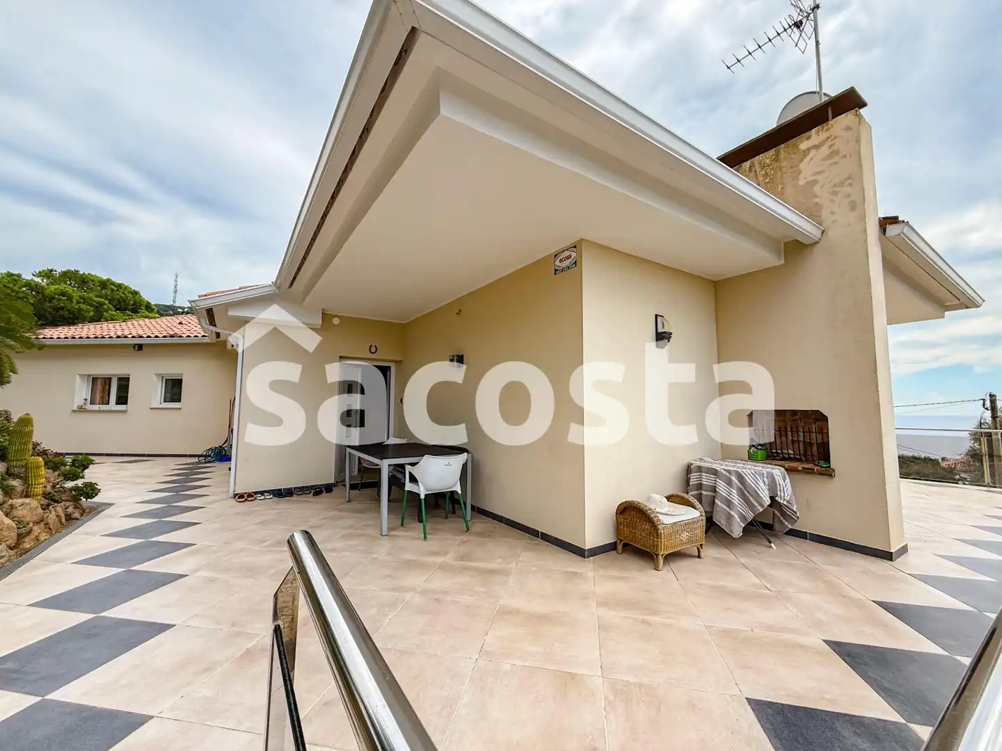 Terrasse von Haus oder Chalet zum Verkauf in Lloret de Mar mit Klimaanlage, Heizung und Privatgarten