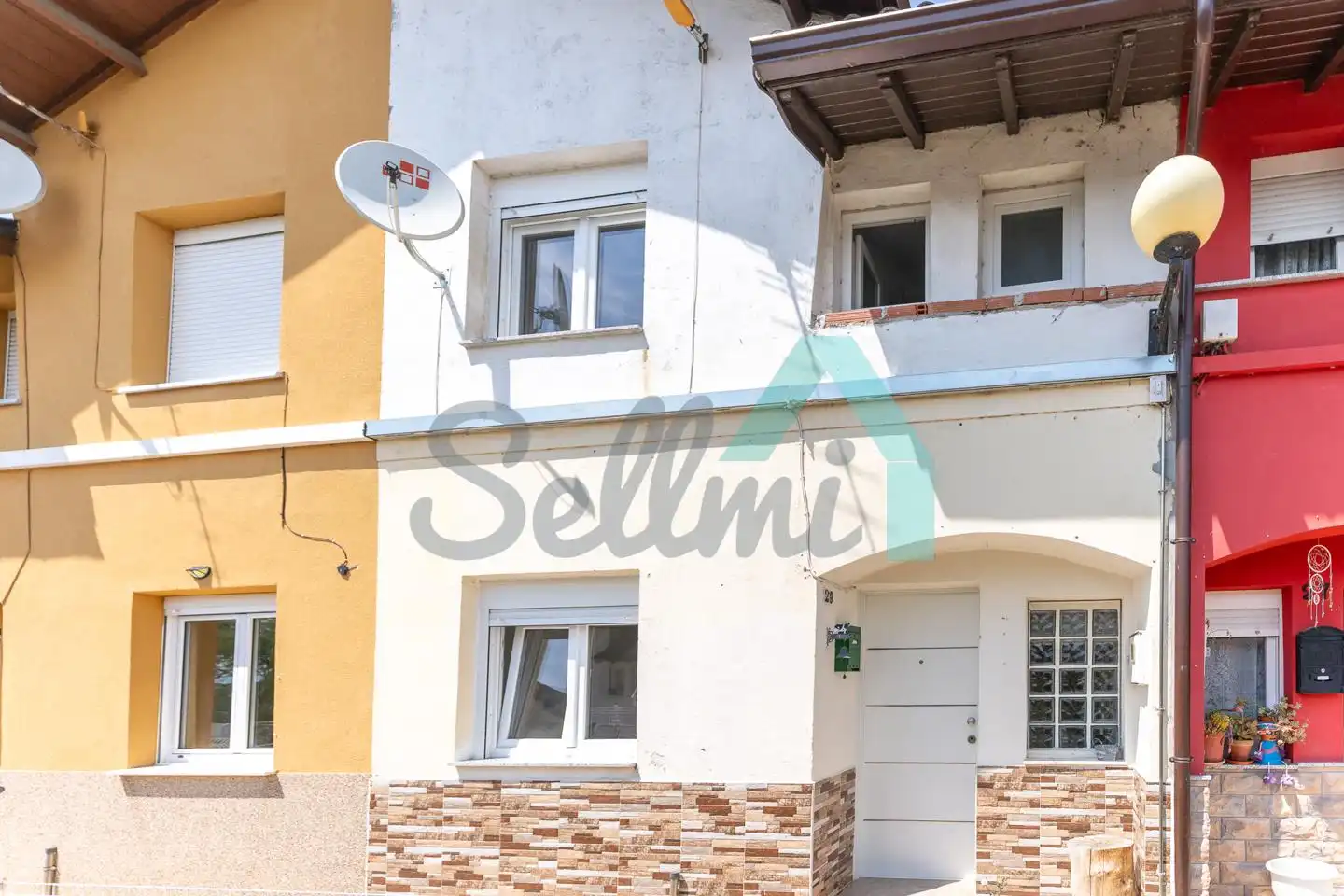 Außenansicht von Einfamilien-Reihenhaus zum Verkauf in Tineo mit Privatgarten