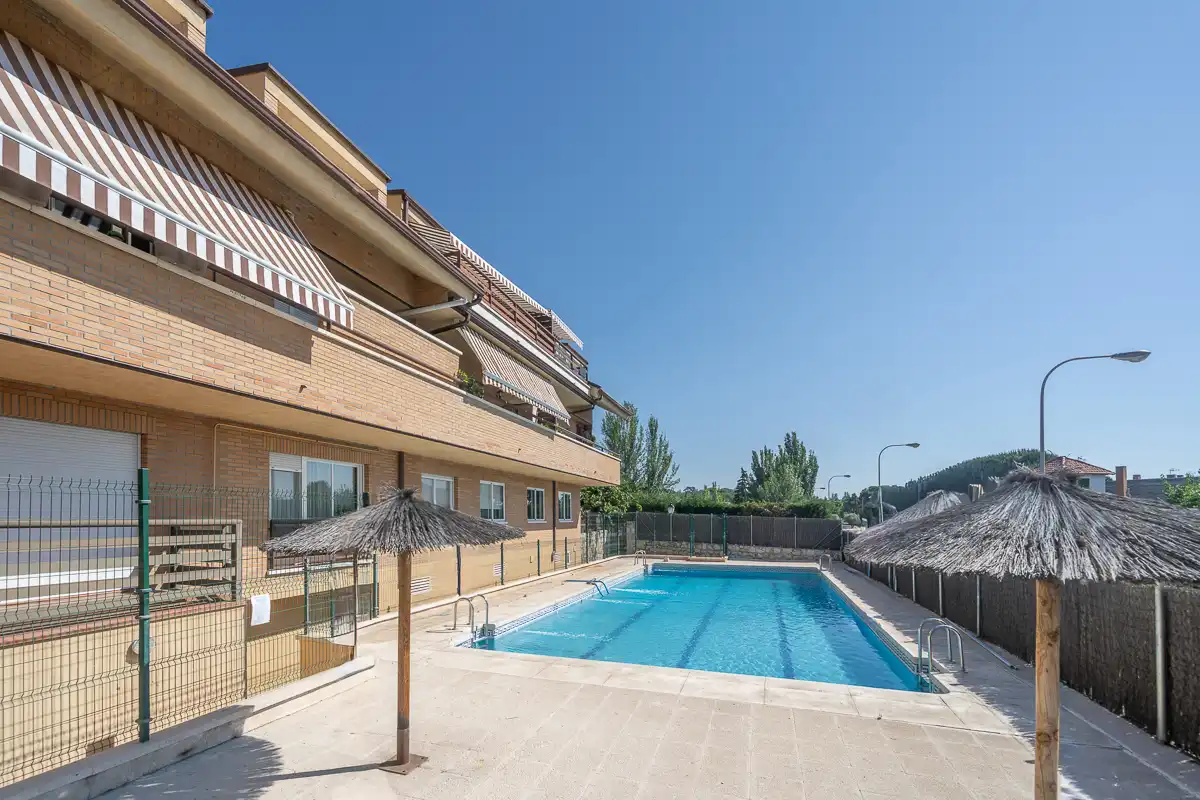 Piscina de Dúplex en venta en Torrelodones con Aire acondicionado, Calefacción y Parquet