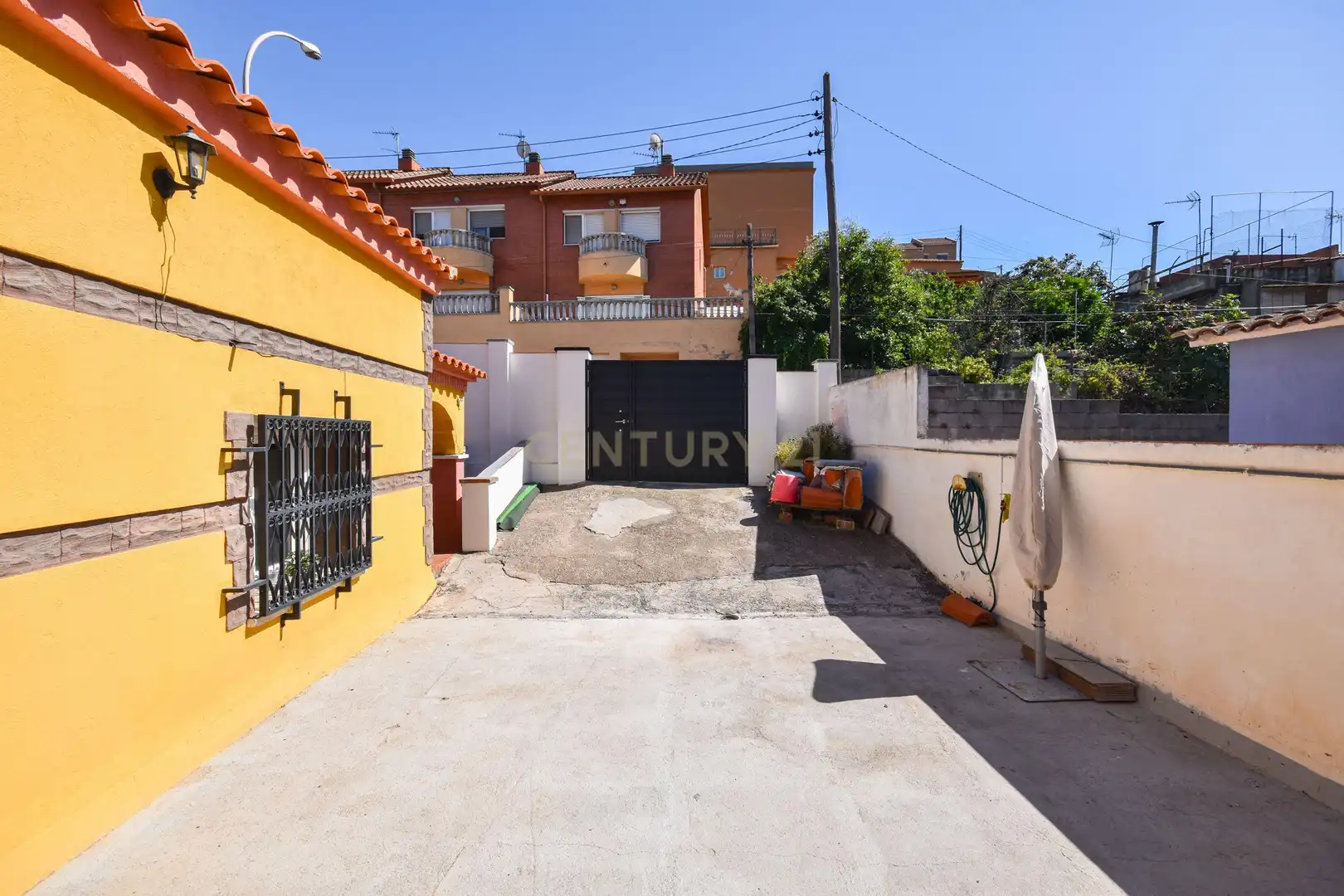 Exterior view of Houses for sale in Sant Vicenç Dels Horts  with Air Conditioner, Private garden and Storage room