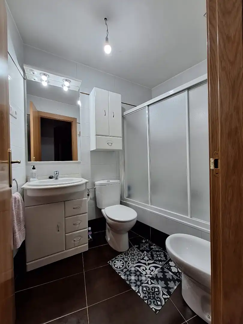 Bathroom of Flat for share in León Capital   with Heating, Parquet flooring and Storage room