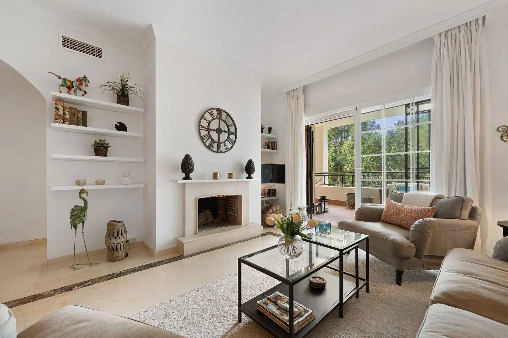 Sala de estar de Planta baja en venta en Marbella con Aire acondicionado, Terraza y Piscina