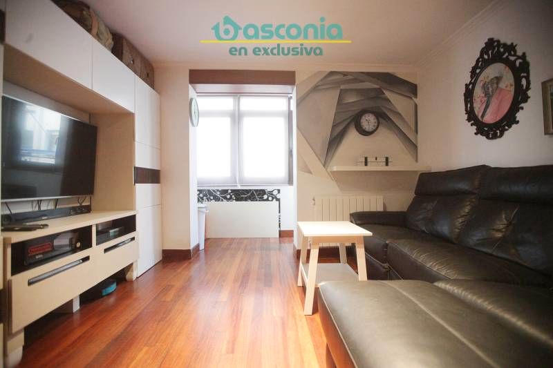 Sala d'estar de Pis en venda en Bilbao  amb Calefacció i Moblat