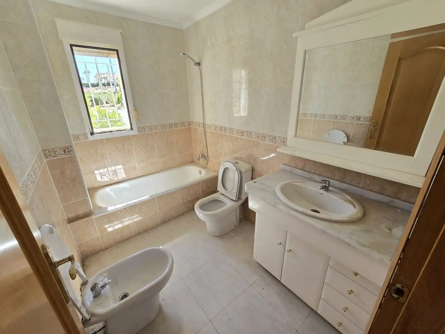 Baño de Casa o chalet en venta en Jacarilla con Jardín privado, Piscina y Amueblado