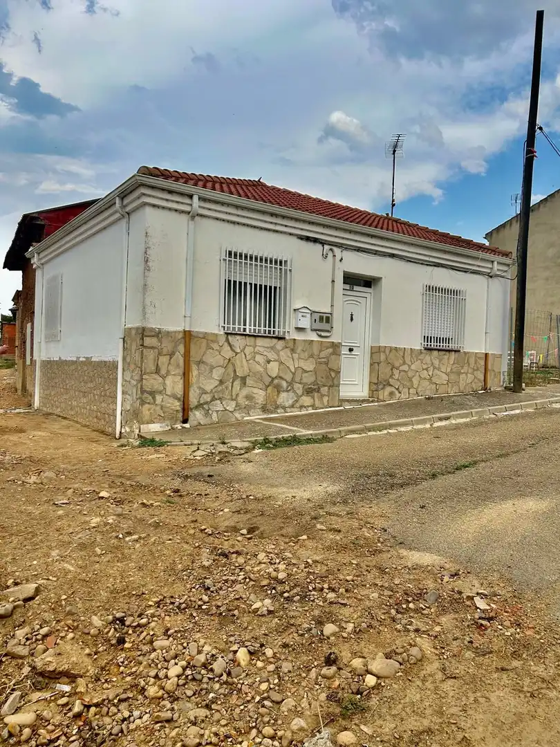 Exterior view of Country homes for sale in Roperuelos del Páramo, León