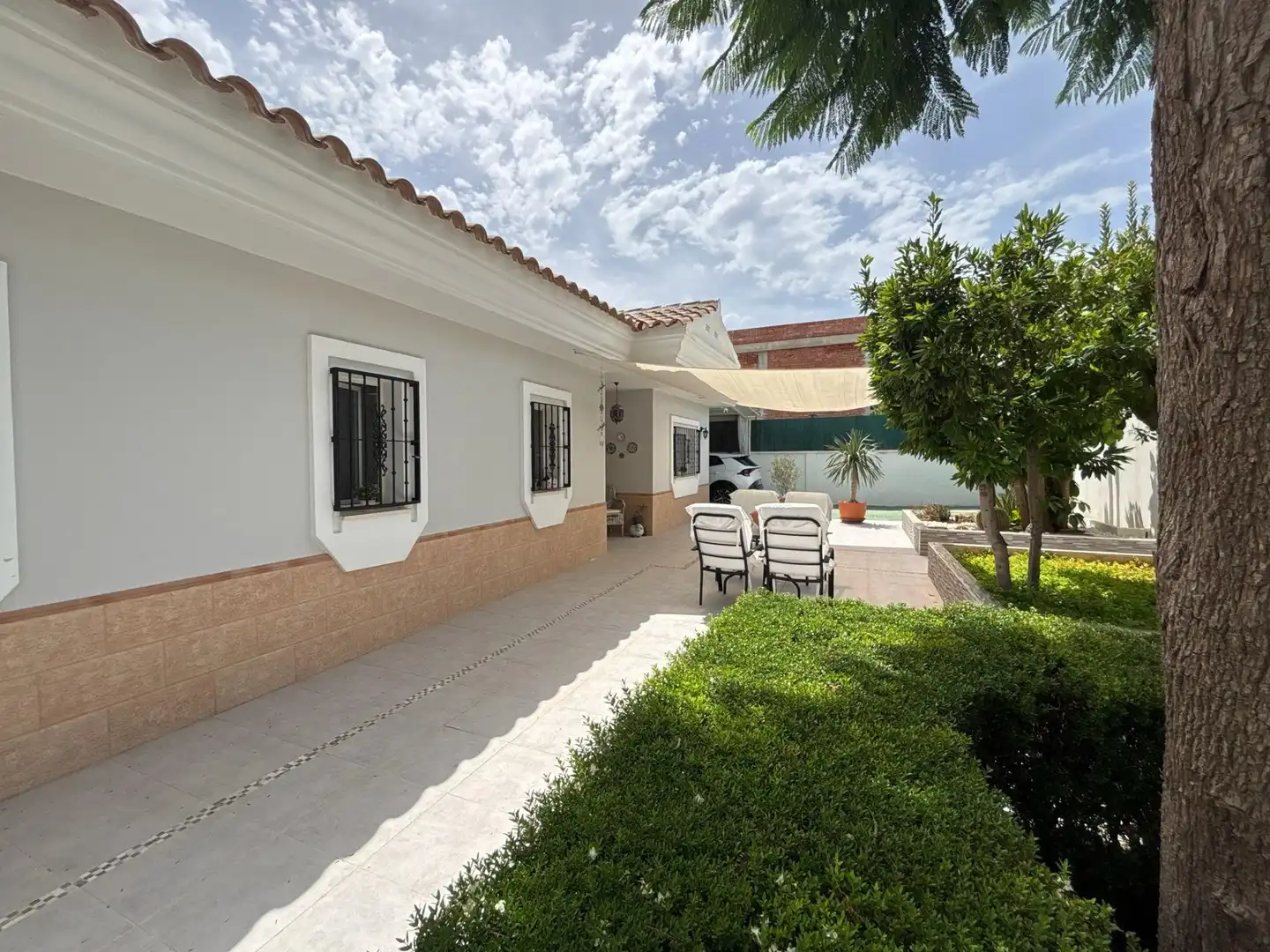 Vista exterior de Casa o xalet en venda en Alhaurín de la Torre amb Aire condicionat, Terrassa i Traster