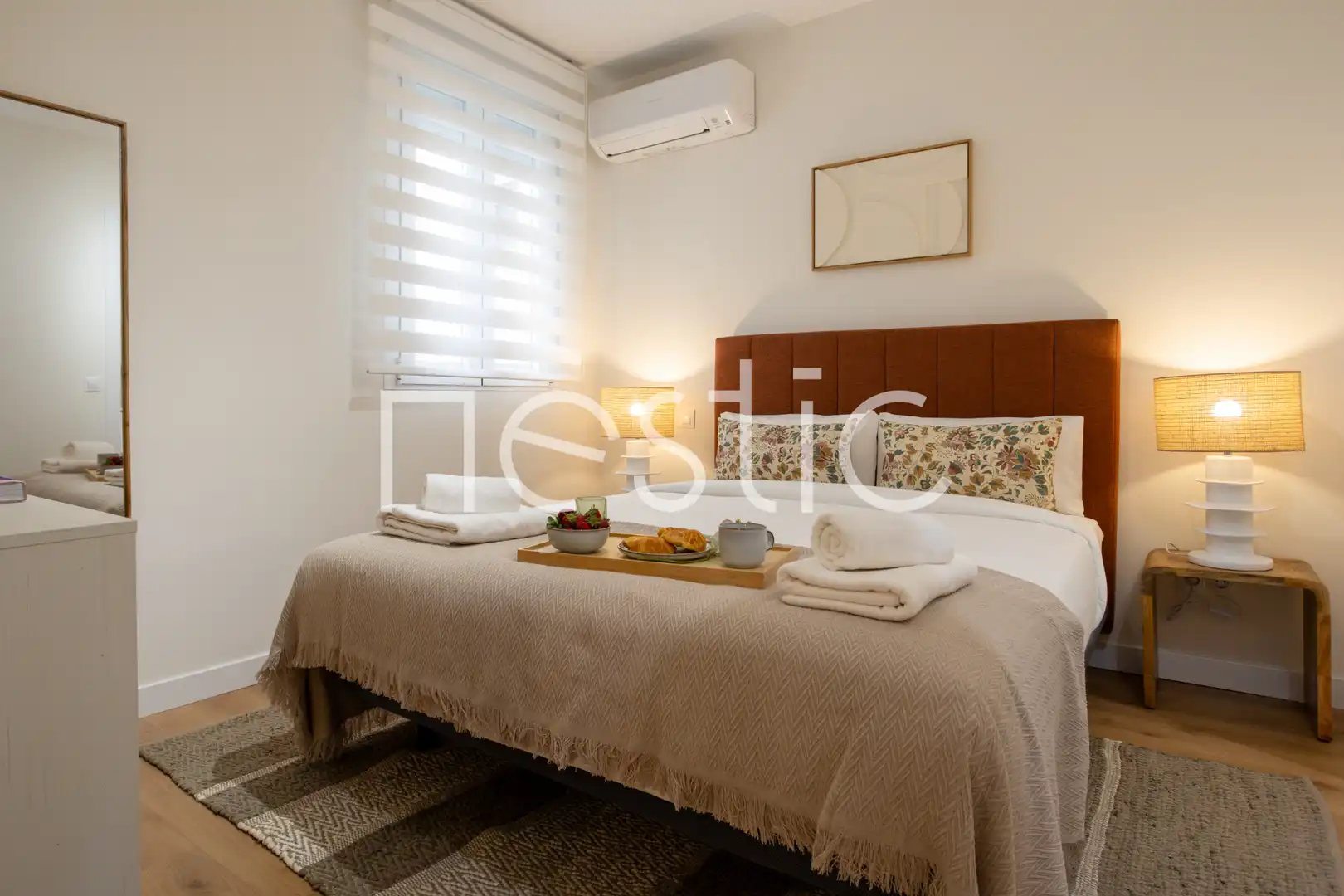 Dormitori de Apartament de lloguer en Madrid amb Aire condicionat, Calefacció i Moblat