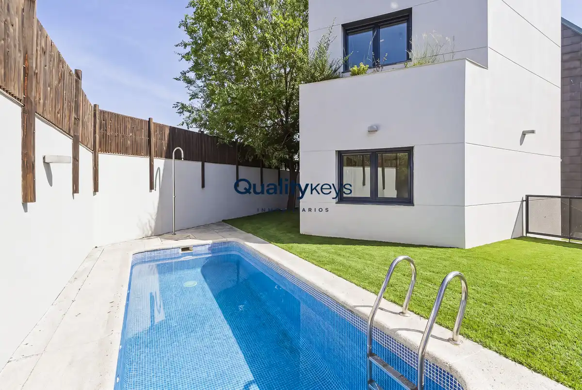 Piscina de Casa o chalet en venta en Madrid con Aire acondicionado, Calefacción y Jardín privado