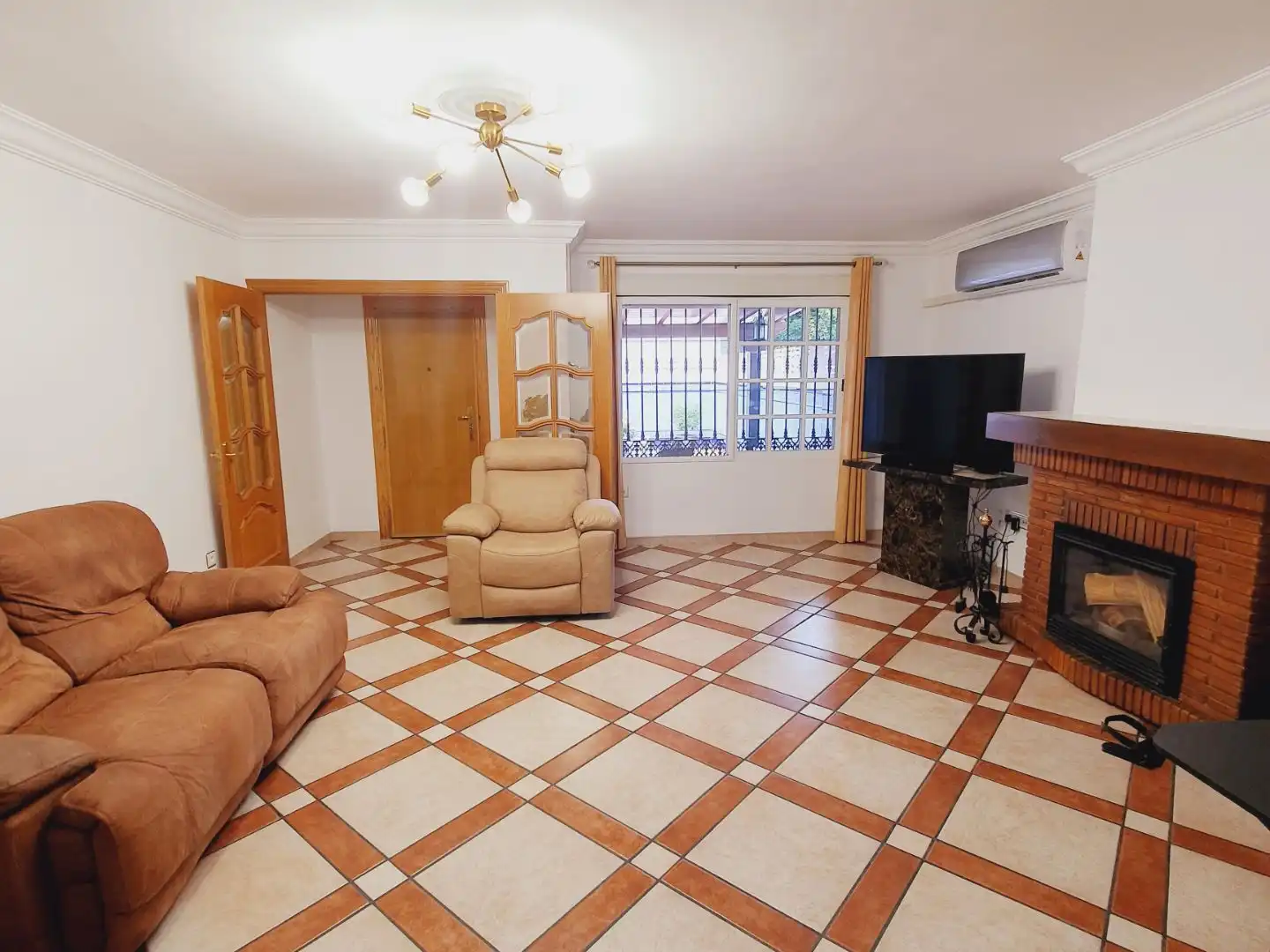 Casa adosada en venda en Alhaurín de la Torre amb Aire condicionat, Terrassa i Piscina