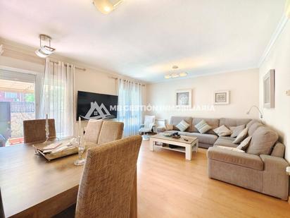 Sala d'estar de Casa adosada en venda en Fuenlabrada amb Aire condicionat i Piscina