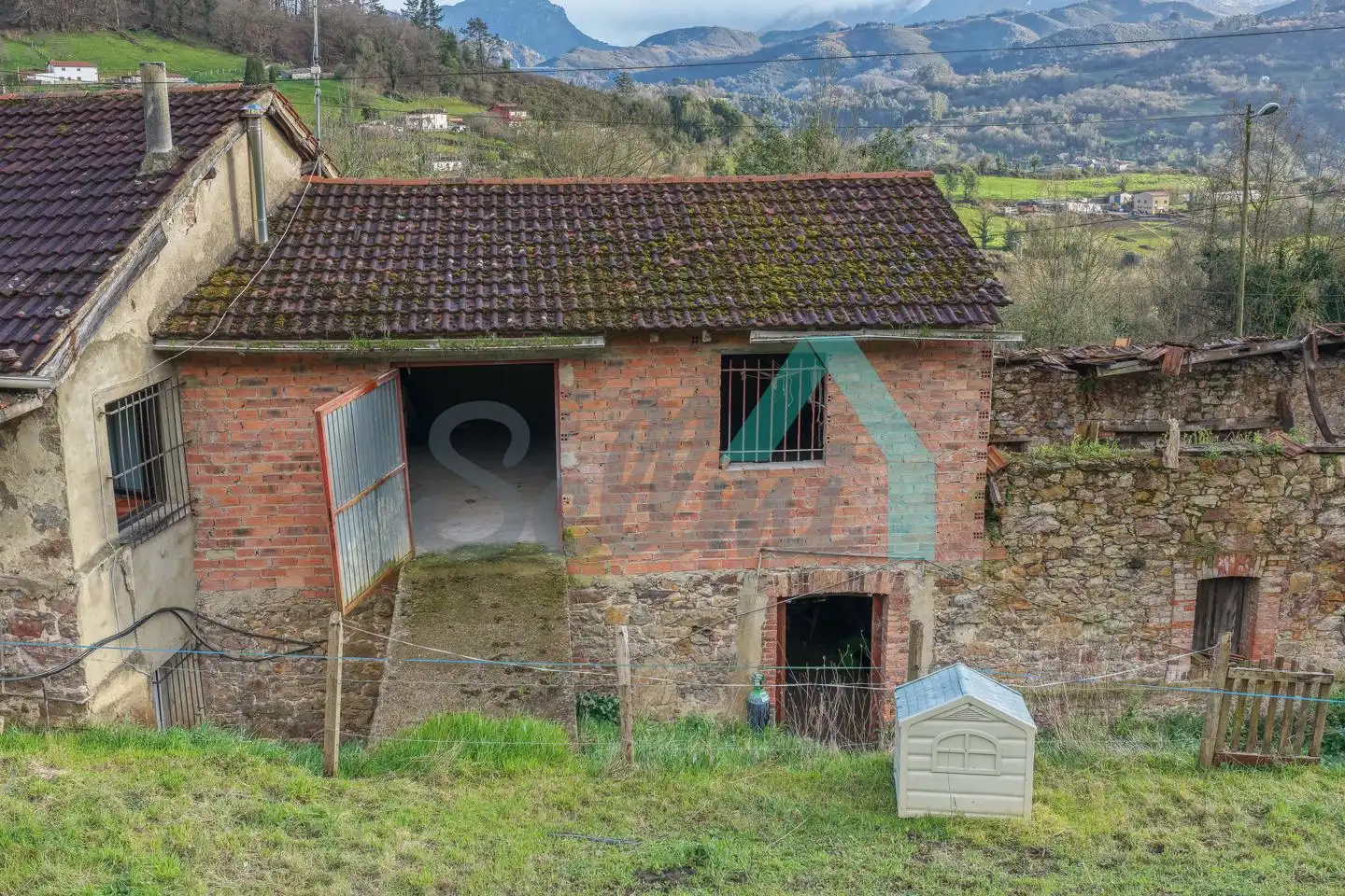 Vista exterior de Casa o xalet en venda en Oviedo  amb Calefacció, Jardí privat i Terrassa