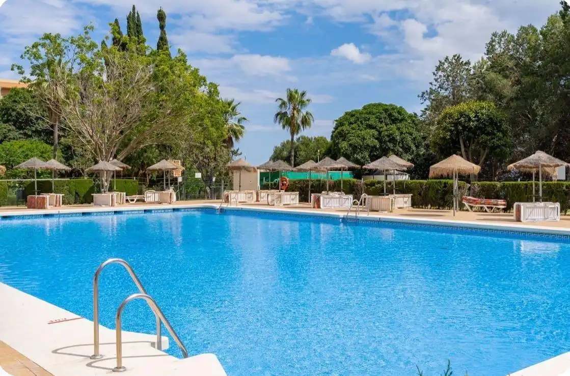 Schwimmbecken von Wohnung zum Verkauf in Benalmádena mit Klimaanlage, Privatgarten und Möbliert