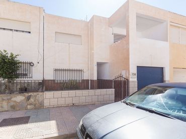 Detached house for sale in C/ Cristóbal Colón