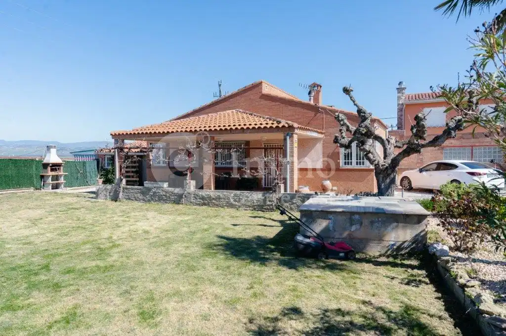 Vista exterior de Finca rústica en venda en Almenar amb Moblat