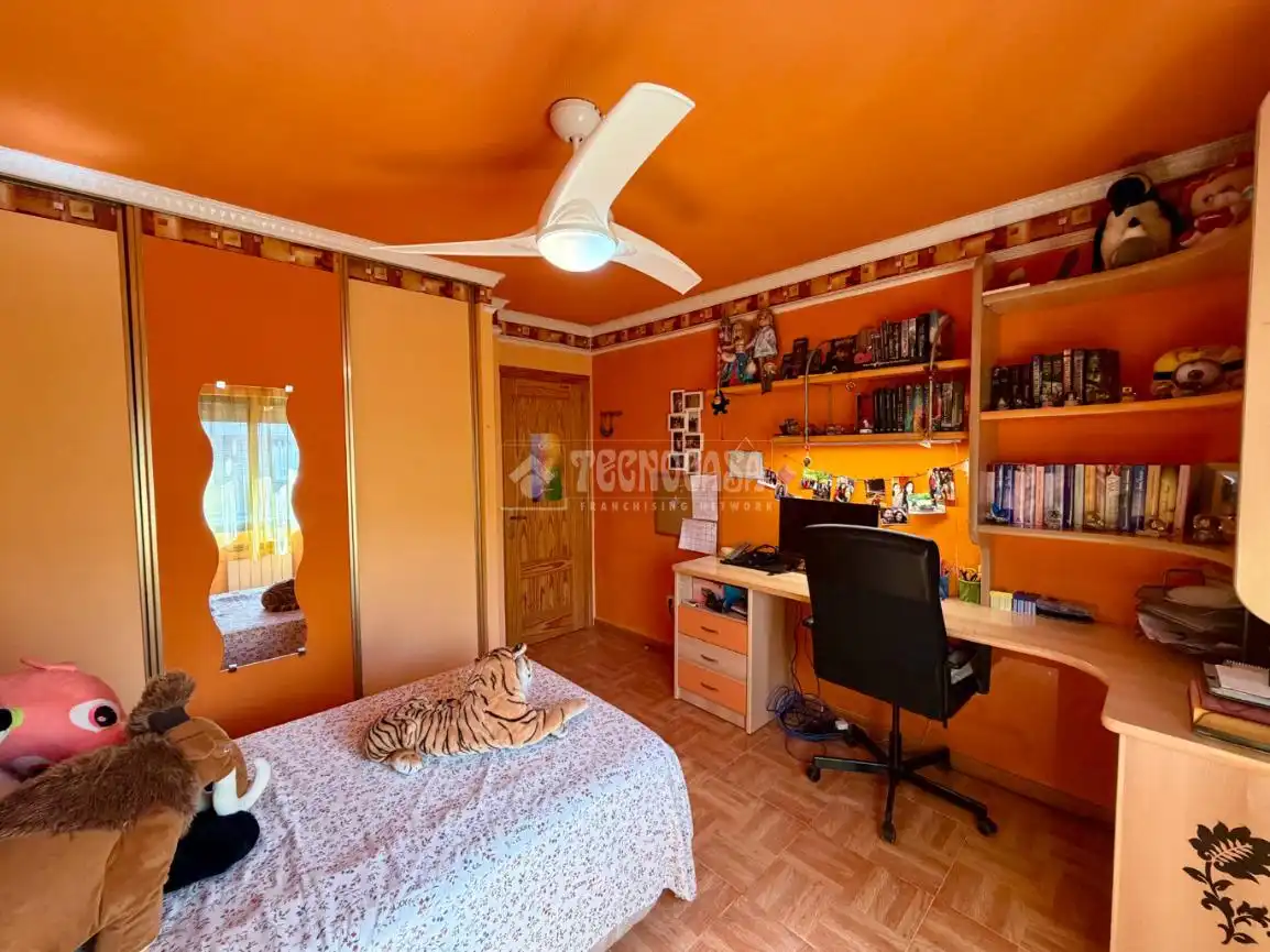 Schlafzimmer von Einfamilien-Reihenhaus zum Verkauf in Azuqueca de Henares mit Klimaanlage und Heizung