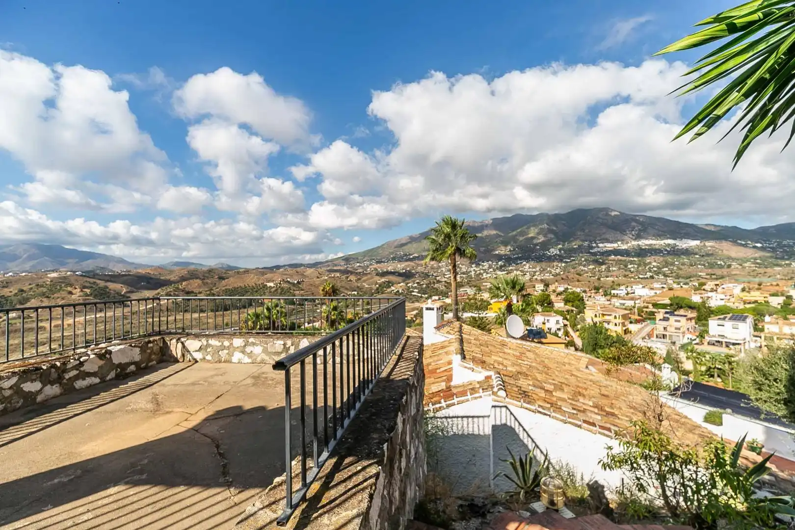 Vista exterior de Casa o xalet en venda en Mijas amb Aire condicionat, Jardí privat i Terrassa