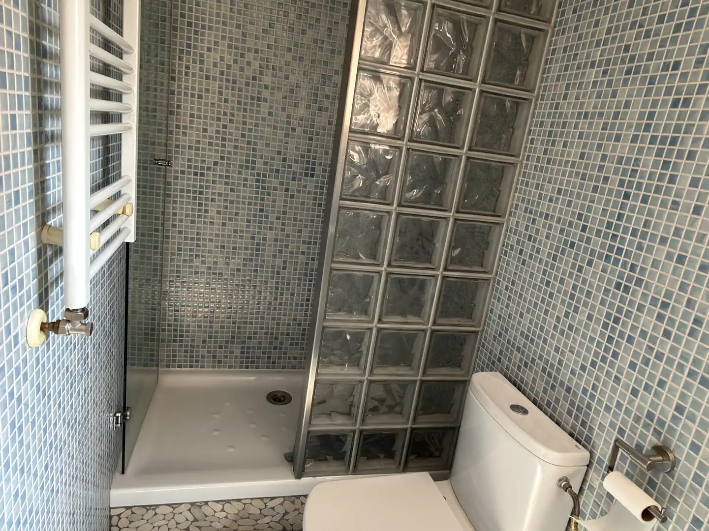 Bathroom of Flat for rent in Madrid  with Air Conditioner, Heating and Parquet flooring