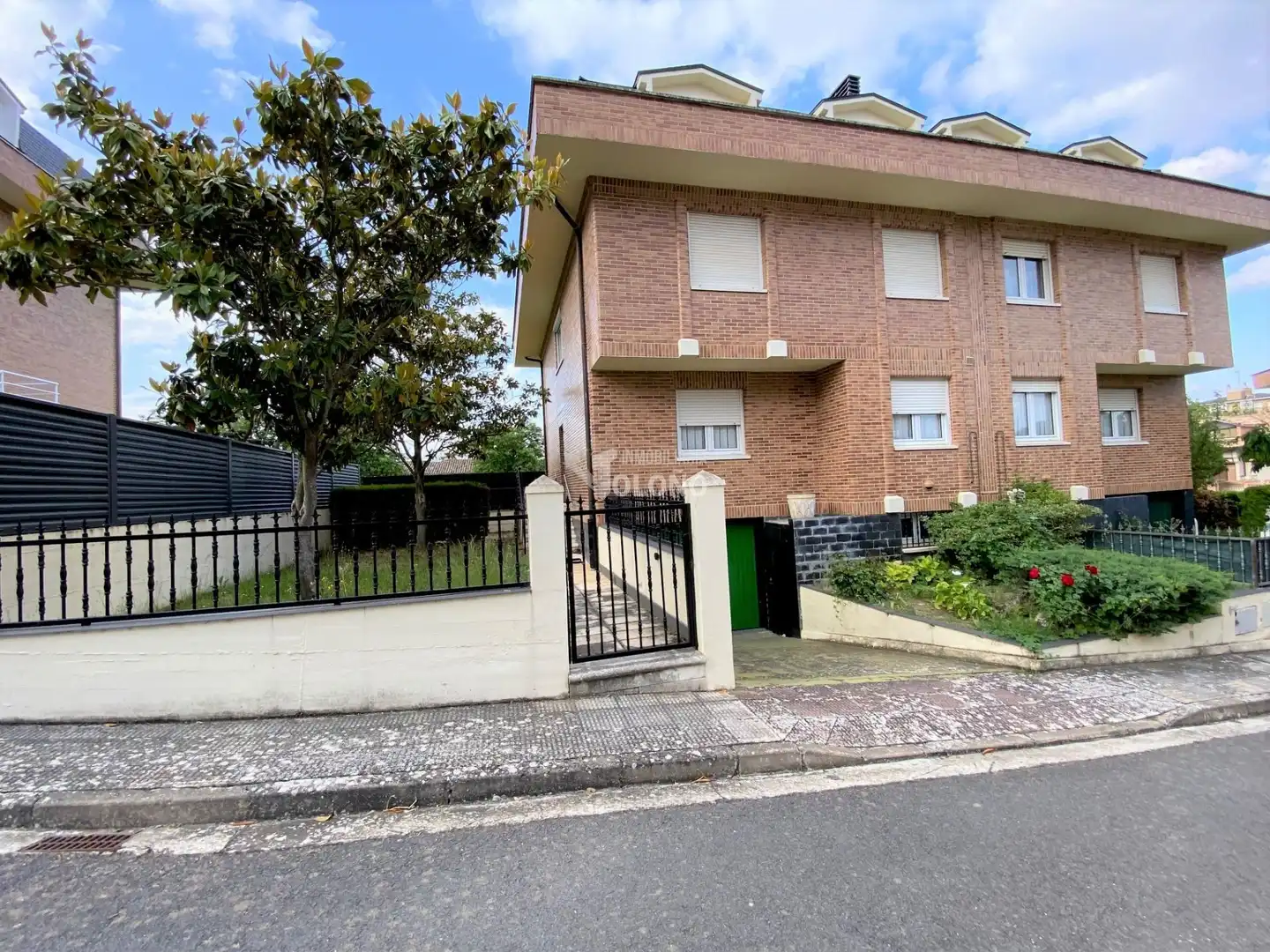 Vista exterior de Casa o xalet en venda en Haro amb Calefacció, Jardí privat i Parquet