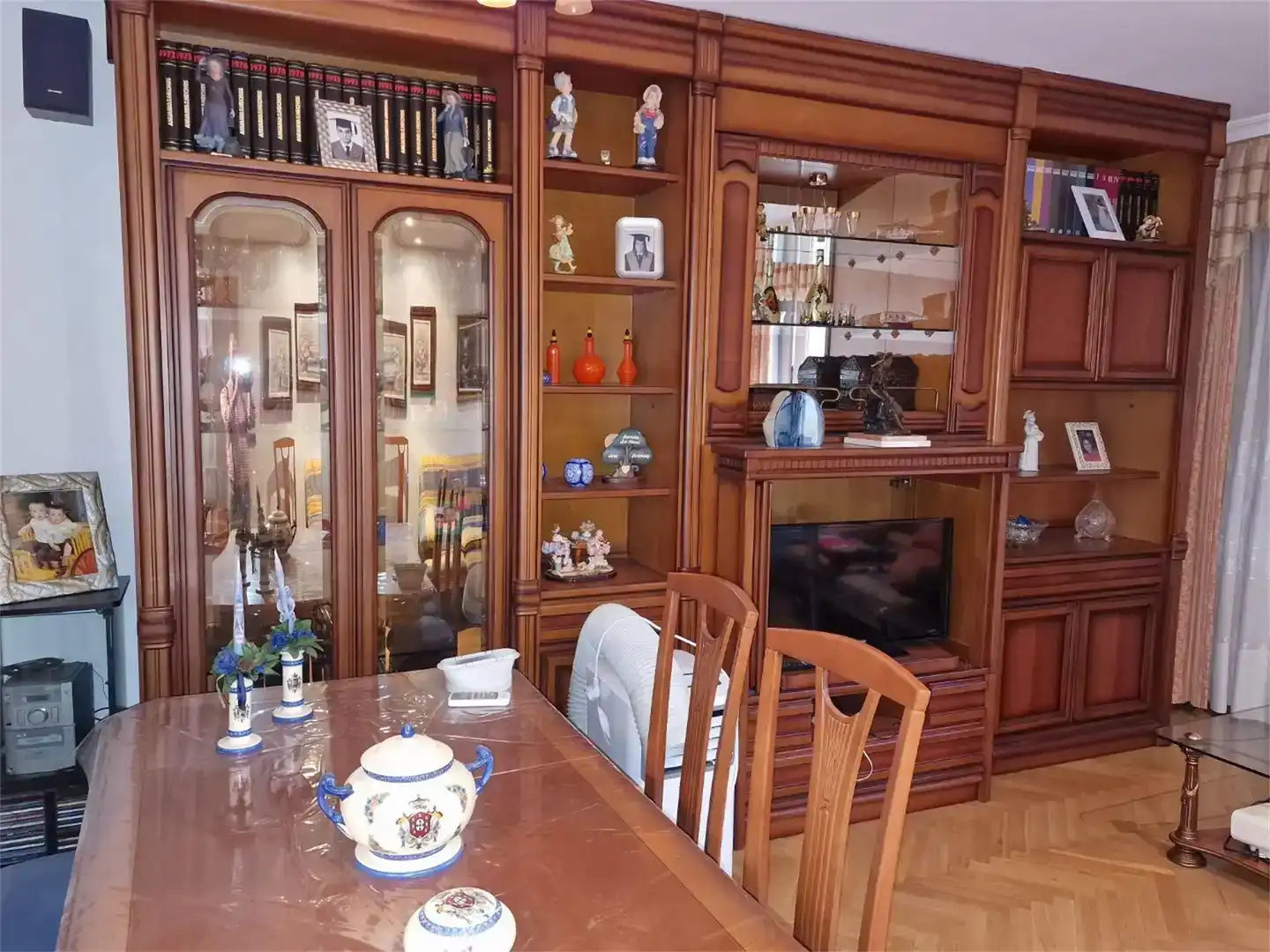 Menjador de Pis en venda en Huete amb Parquet, Moblat i Balcó
