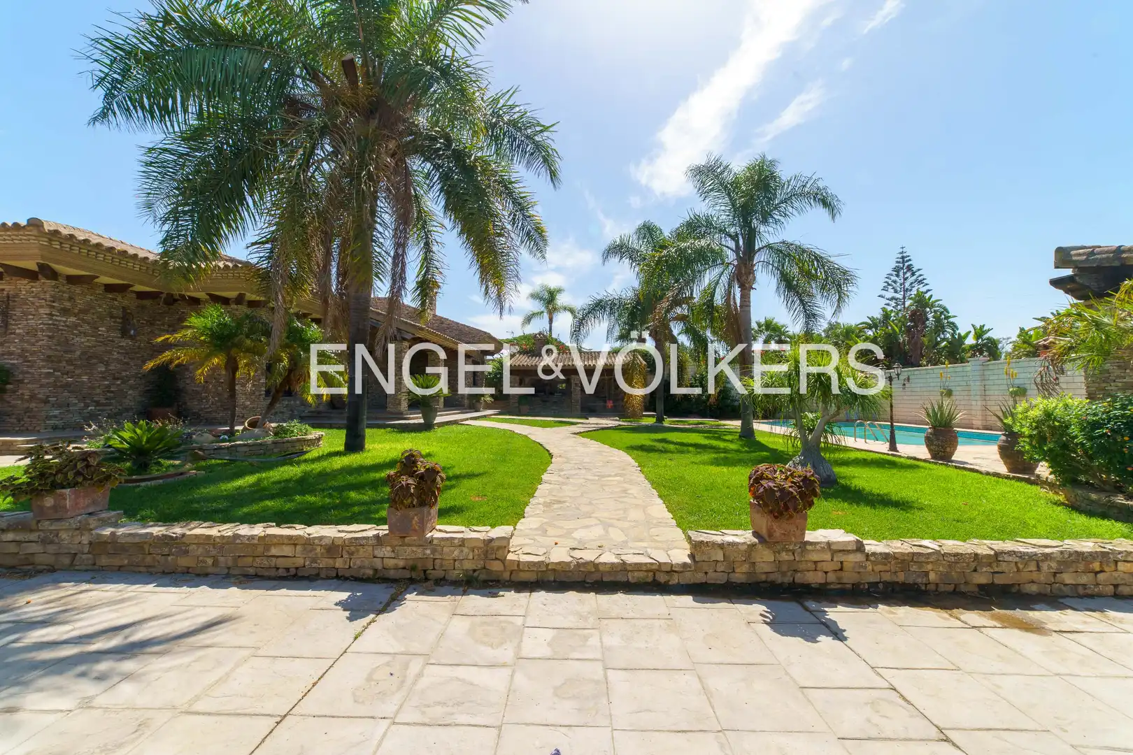 Vista exterior de Casa o xalet en venda en Chiclana de la Frontera amb Aire condicionat, Calefacció i Jardí privat