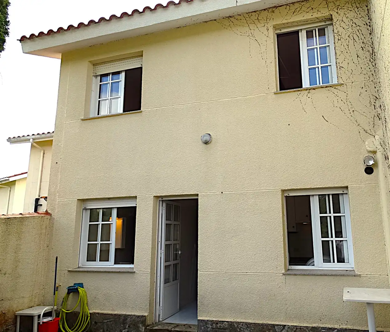 Vista exterior de Casa adosada en venta en Miño con Jardín privado, Parquet y Terraza