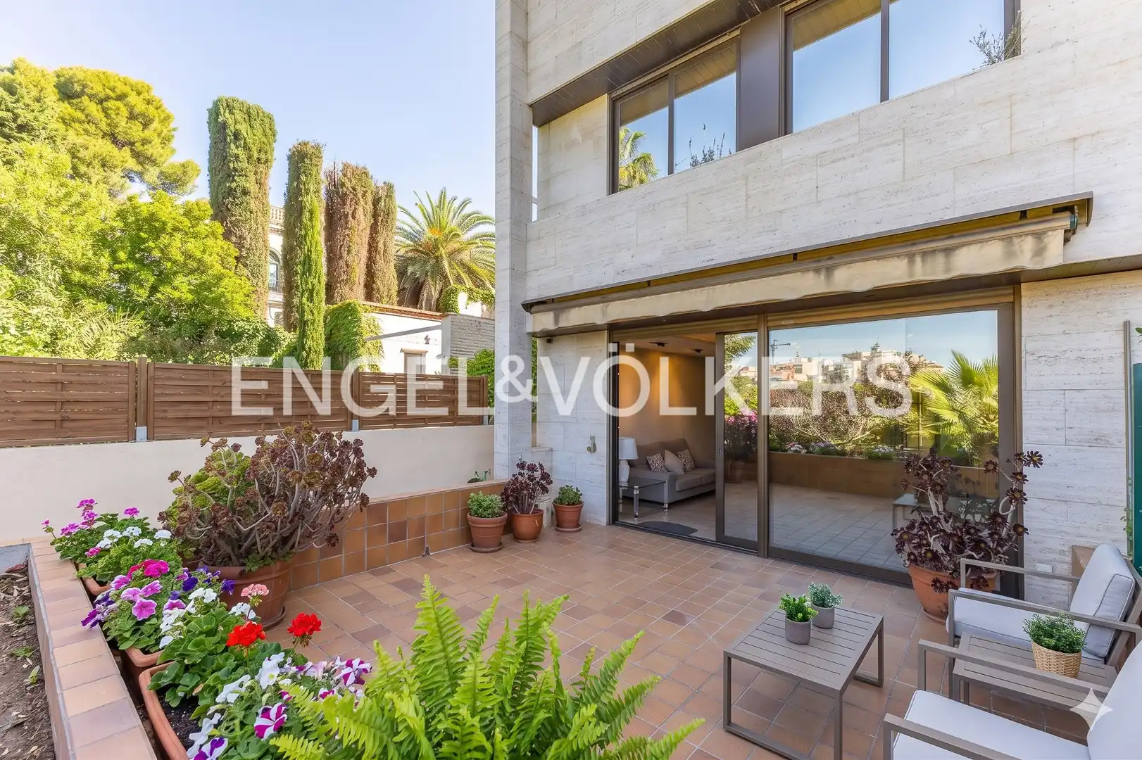 Vista exterior de Casa o xalet de lloguer en Esplugues de Llobregat amb Aire condicionat, Calefacció i Jardí privat
