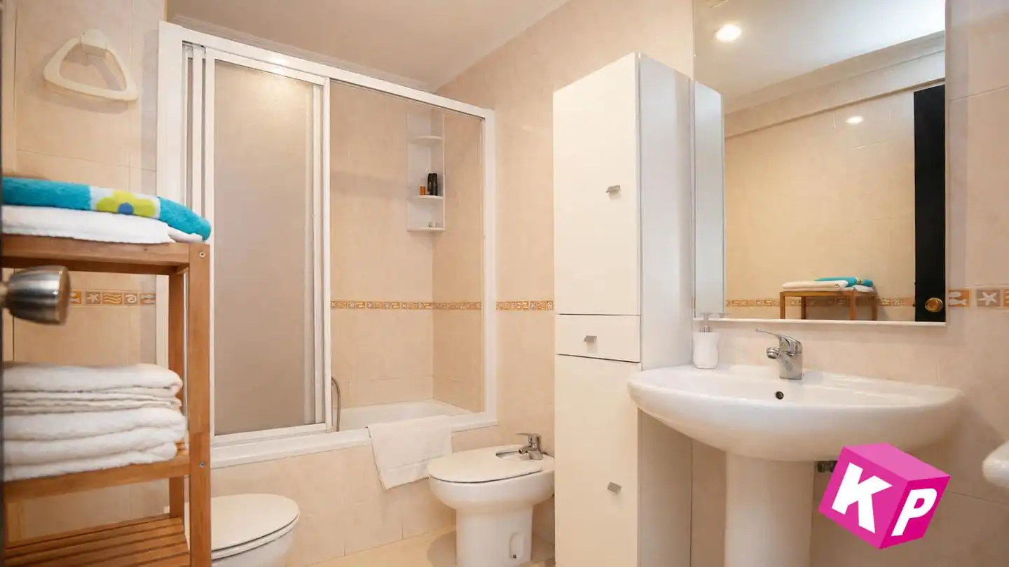 Badezimmer von Wohnung zum Verkauf in Santa Pola mit Klimaanlage, Terrasse und Möbliert