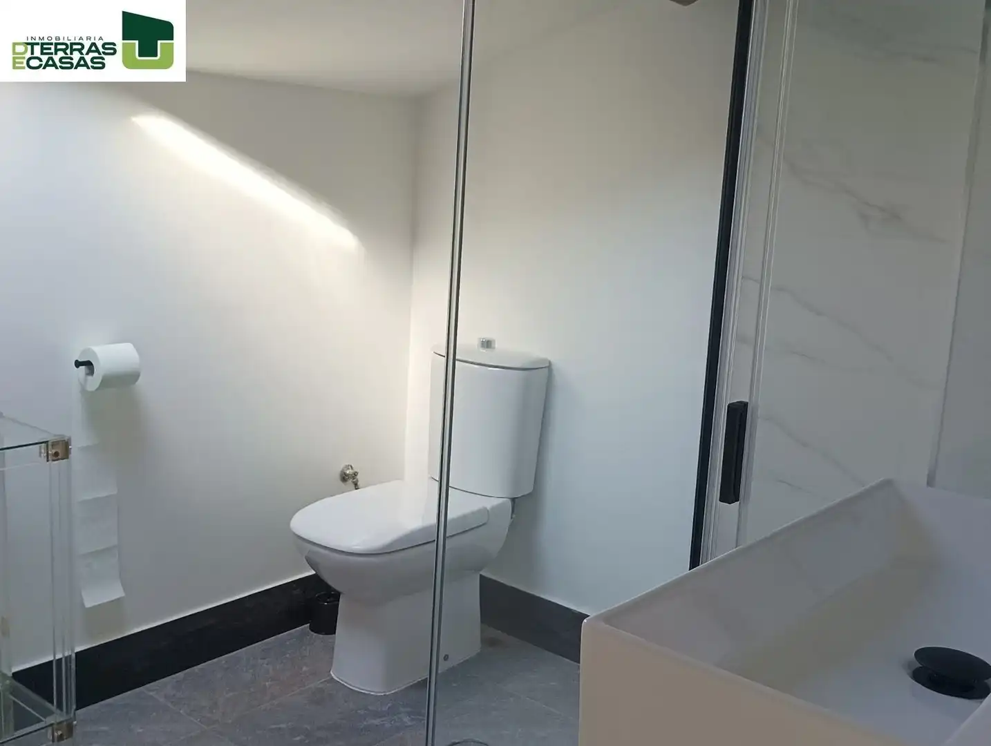 Baño de Ático para compartir en Pontevedra Capital  con Calefacción, Terraza y Amueblado