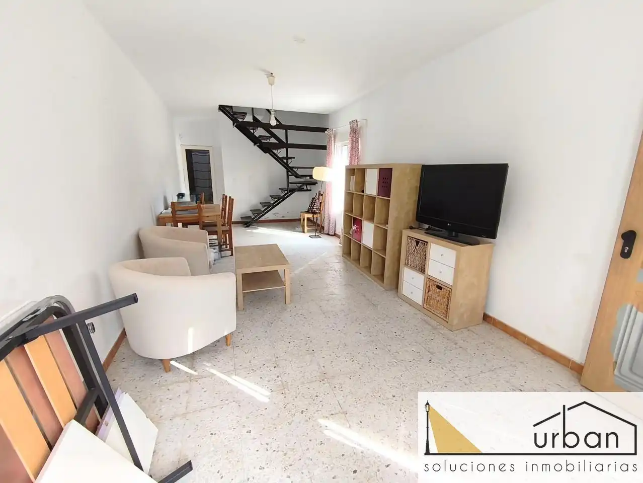 Sala d'estar de Casa adosada en venda en Chipiona amb Terrassa
