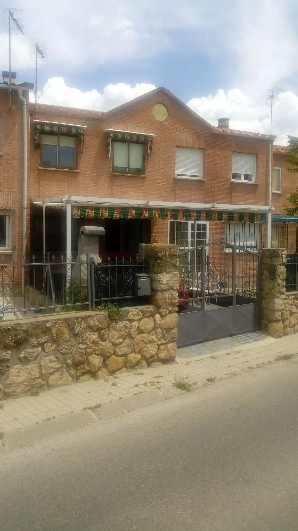 Exterior view of Single-family semi-detached for sale in Guadalix de la Sierra  with Heating, Private garden and Oven