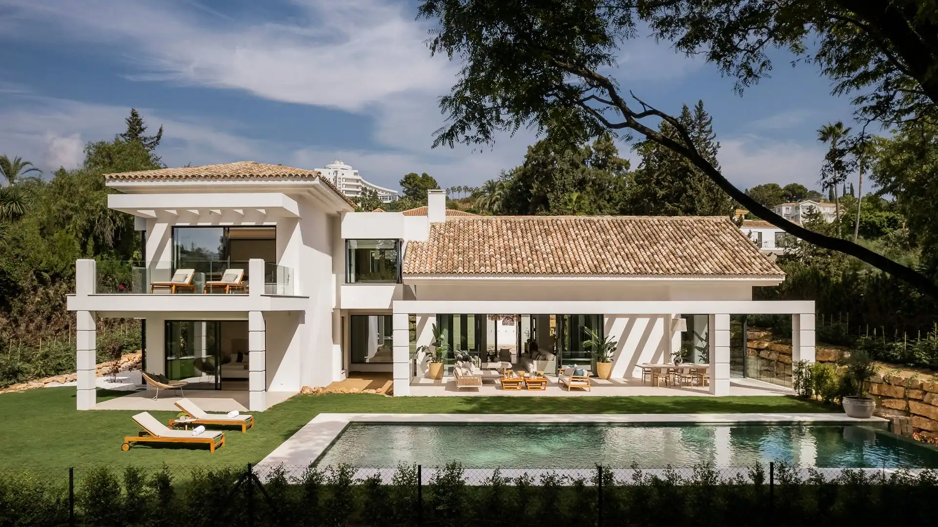 Vista exterior de Casa o xalet en venda en Estepona amb Aire condicionat, Terrassa i Piscina