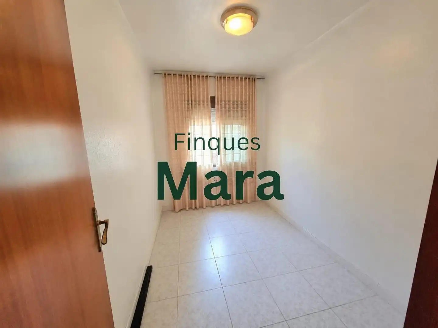 Vista exterior de Piso en venta en Sant Boi de Llobregat con Aire acondicionado y Balcón