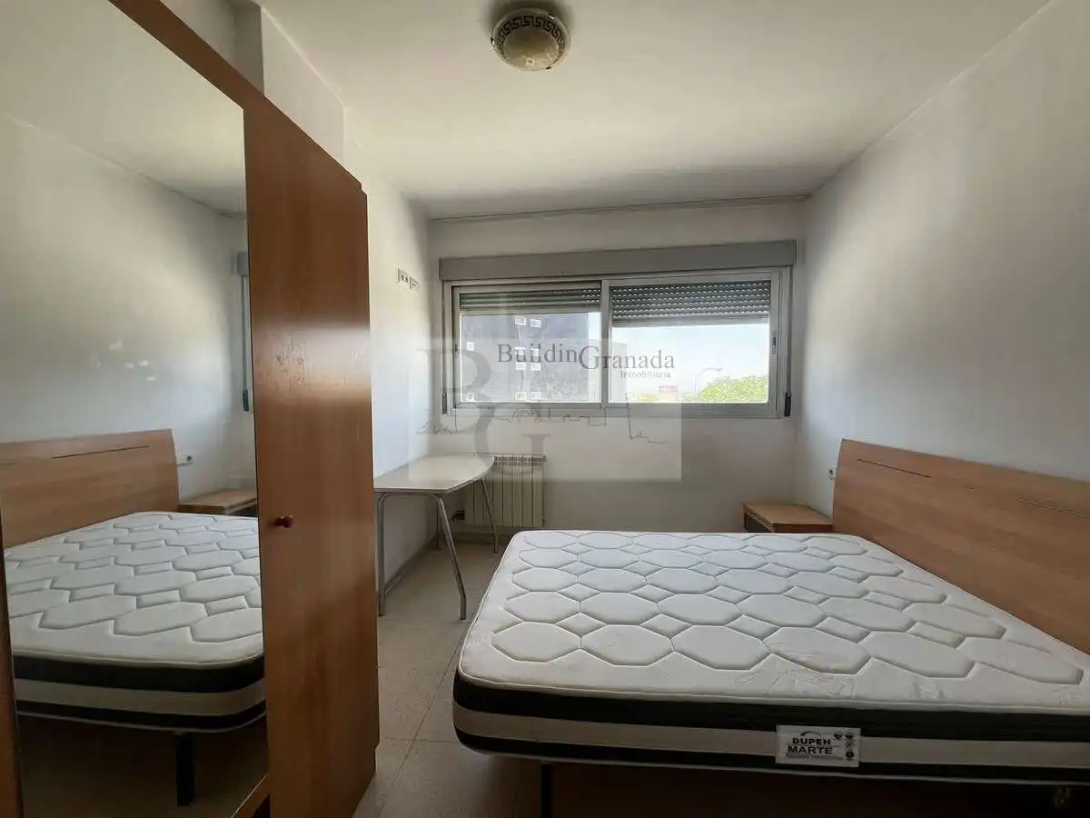 Dormitori de Pis de lloguer en Granada amb Terrassa i Moblat