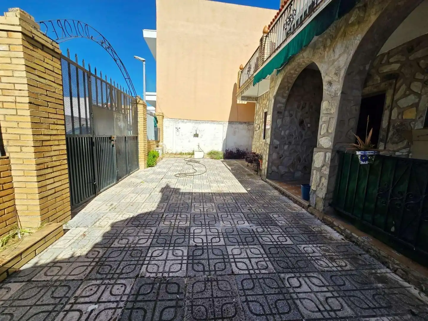 Vista exterior de Casa o chalet en venta en Valencina de la Concepción con Terraza, Trastero y Piscina