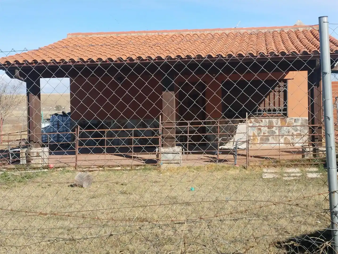 Vista exterior de Finca rústica en venda en Casatejada amb Jardí privat, Traster i Moblat