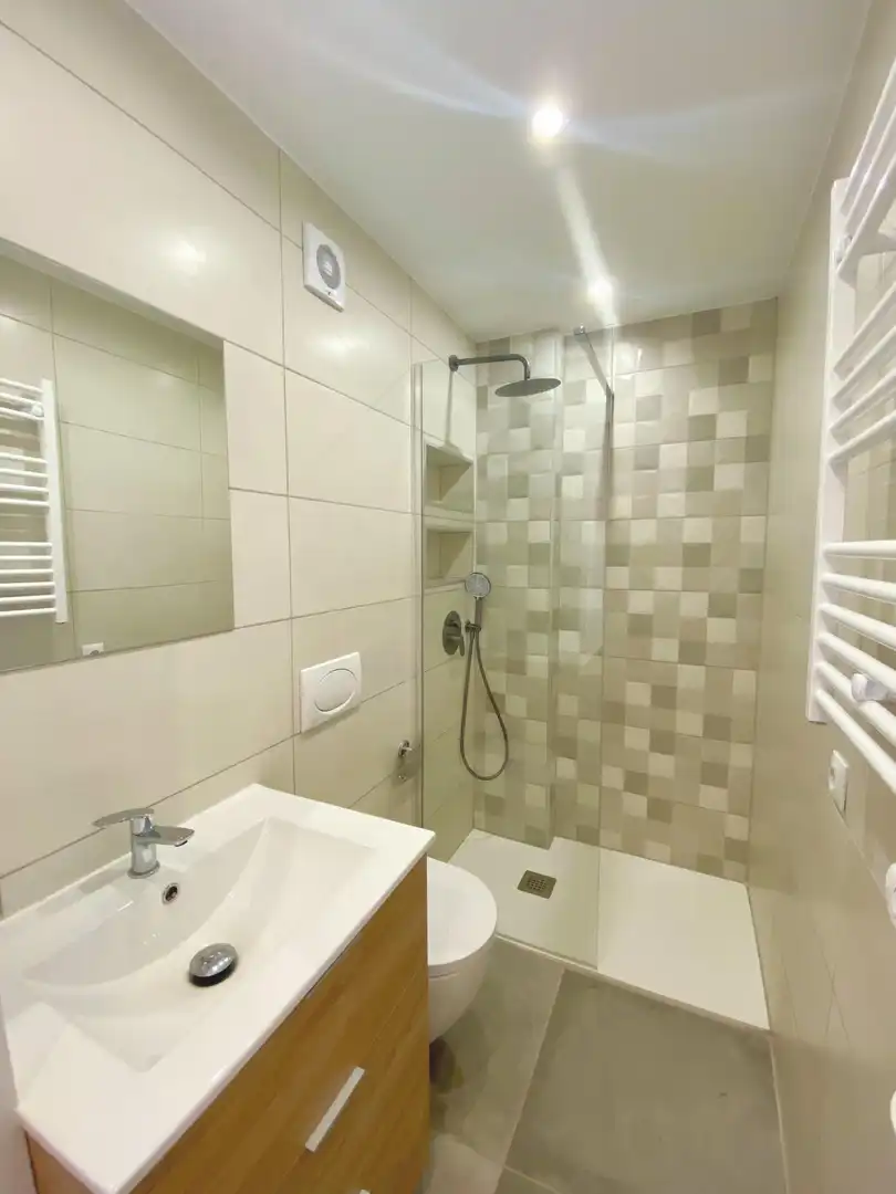 Baño de Piso para compartir en Madrid con Aire acondicionado, Calefacción y Amueblado