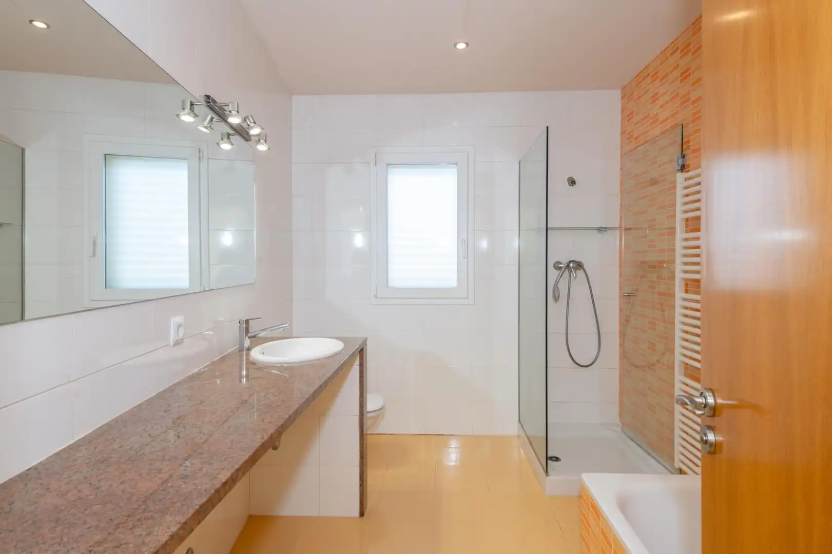 Bathroom of Houses for sale in Flaçà  with Air Conditioner and Heating
