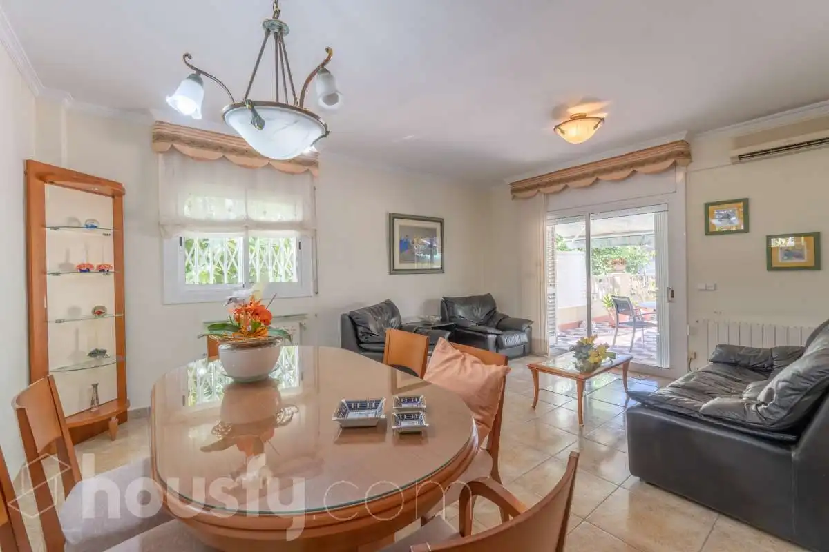 Sala de estar de Planta baja en venta en Vilanova i la Geltrú con Aire acondicionado, Calefacción y Terraza