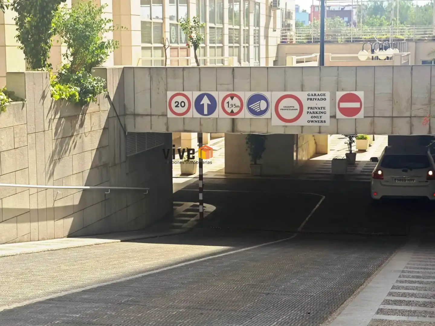 Parking de Piso de alquiler en Sevilla con Aire acondicionado, Terraza y Trastero