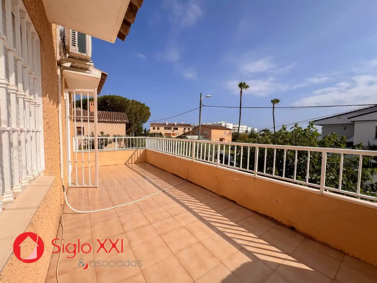 Terrasse von Einfamilien-Reihenhaus zum Verkauf in Castellón de la Plana / Castelló de la Plana mit Klimaanlage, Heizung und Terrasse