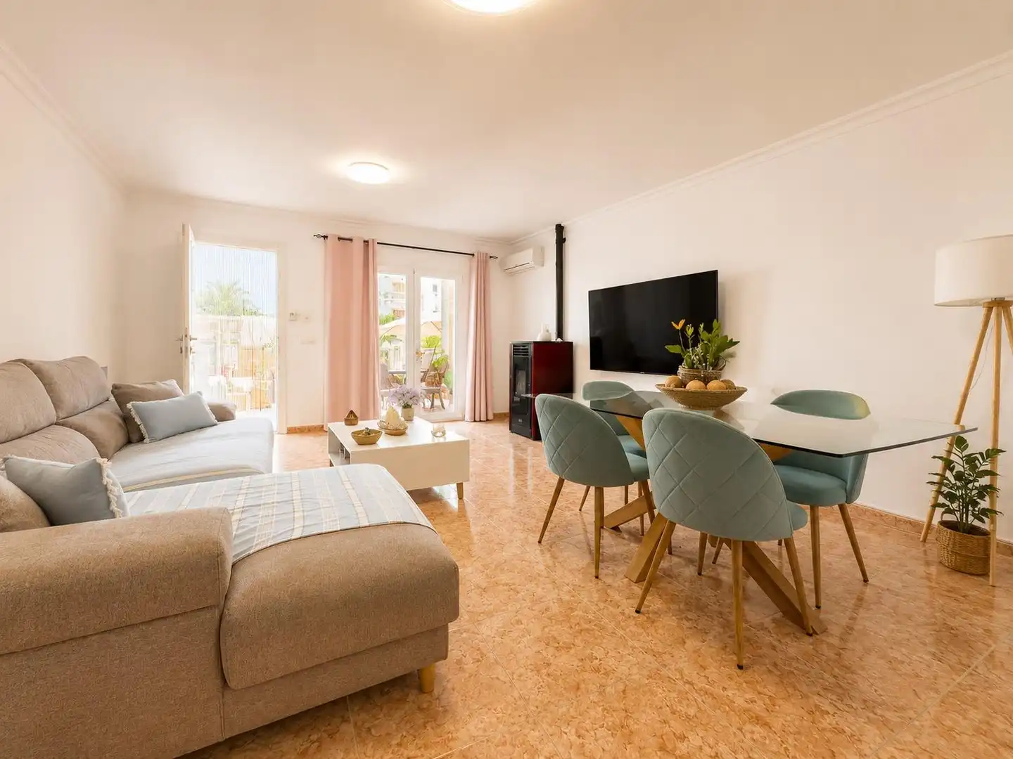 Sala d'estar de Casa adosada en venda en Santa Margalida amb Aire condicionat, Jardí privat i Terrassa