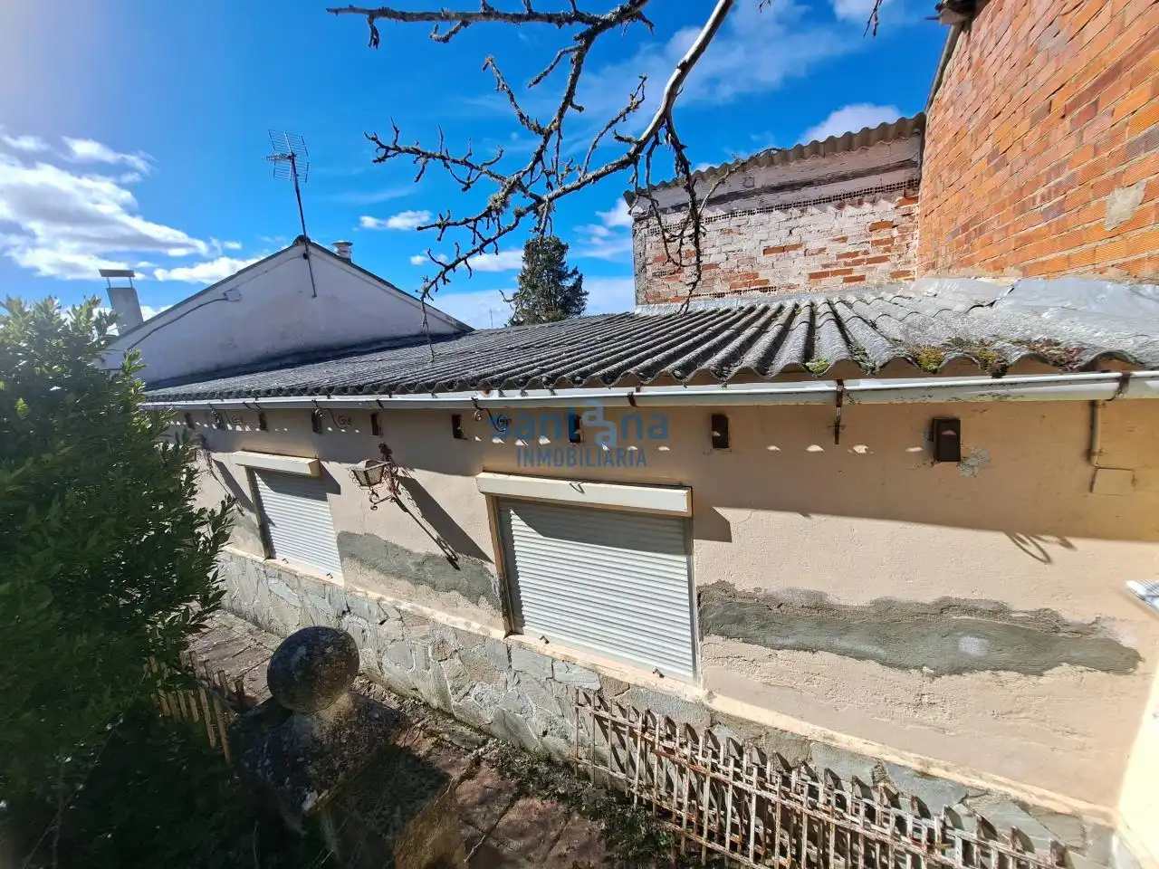 Vista exterior de Casa o xalet en venda en Gradefes amb Calefacció, Jardí privat i Traster