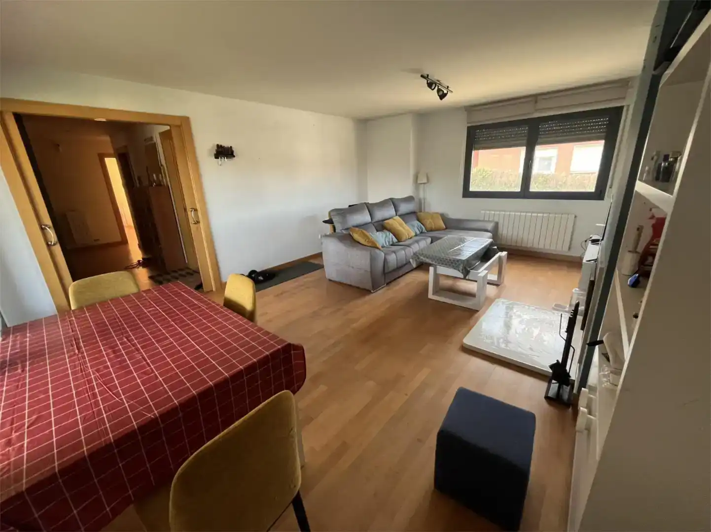 Sala de estar de Casa o chalet para compartir en Aranda de Duero con Jardín privado, Parquet y Amueblado
