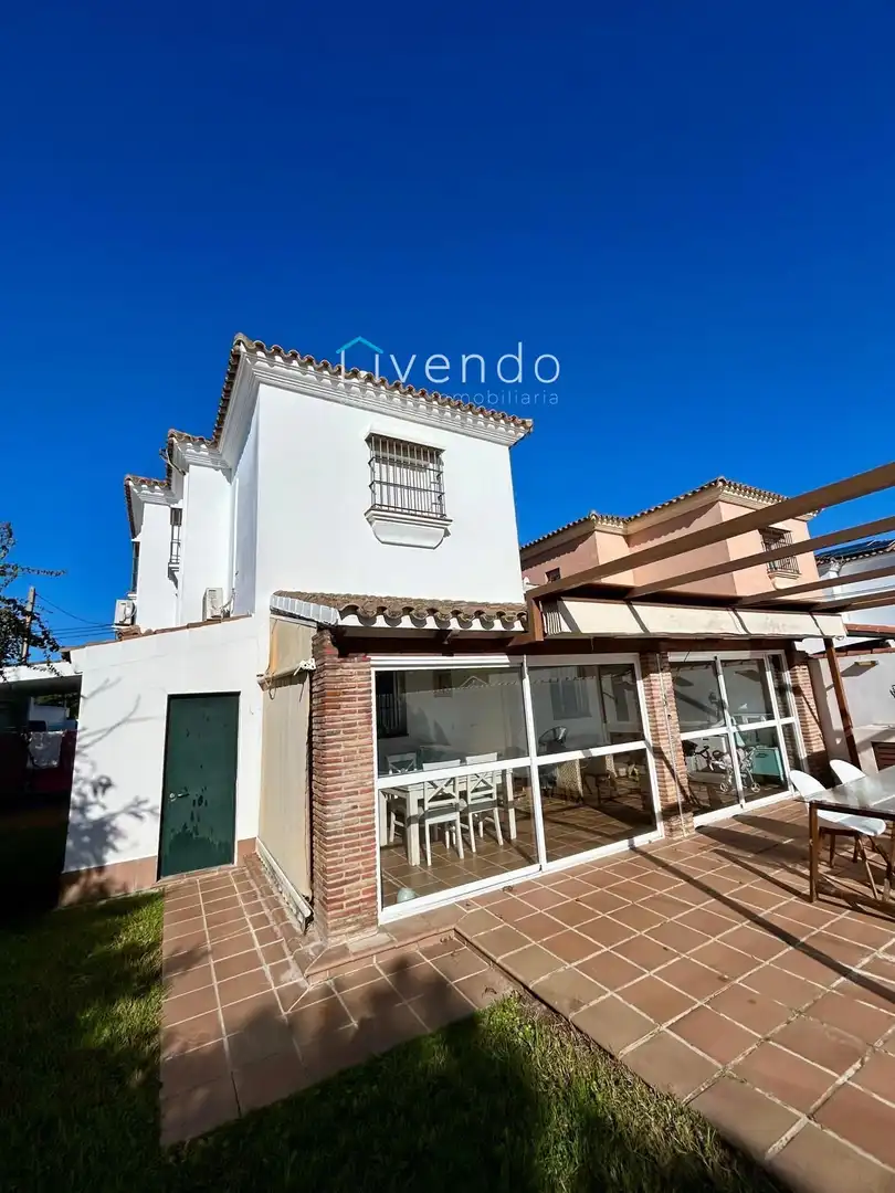 Vista exterior de Casa o chalet en venta en Chiclana de la Frontera con Piscina
